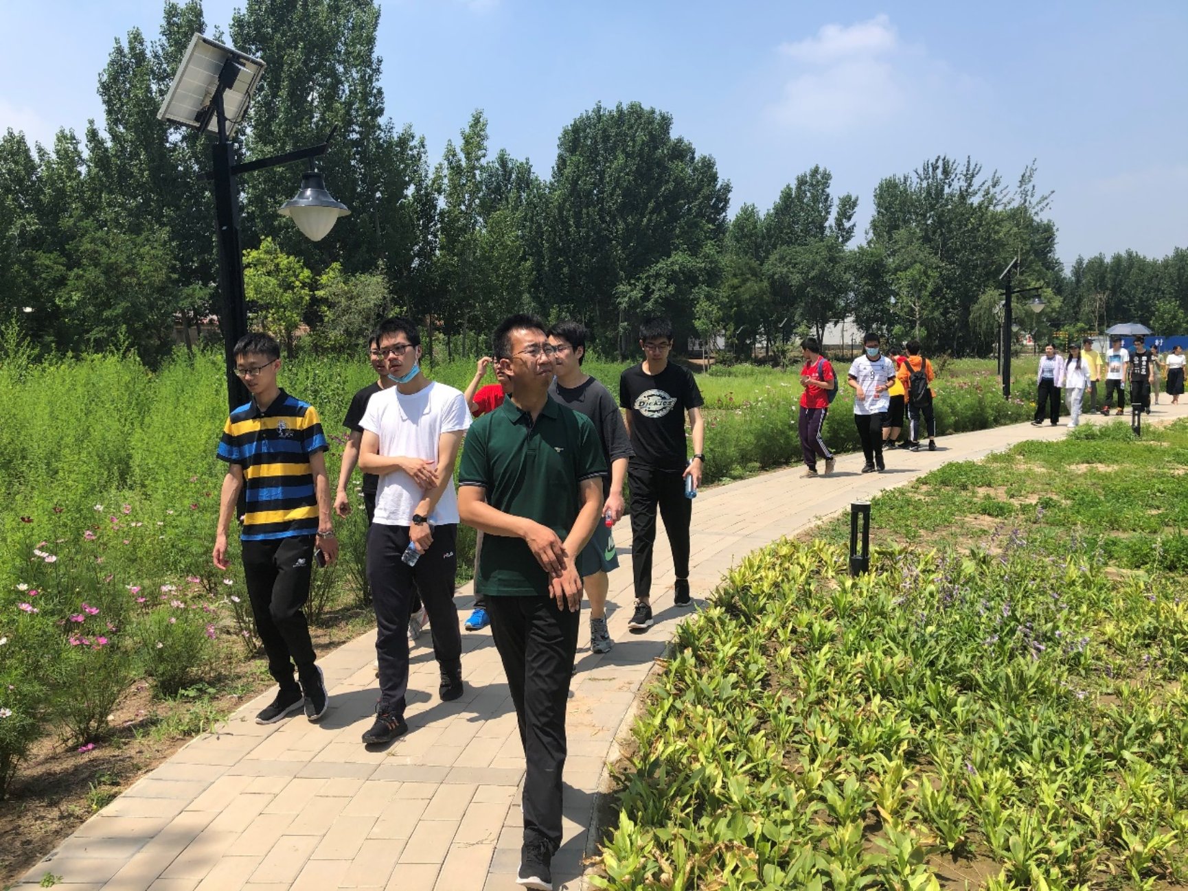 一群人在公园里
描述已自动生成