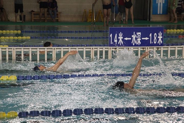 李铁军(左)和张树义(右)老师在男子C组50米仰泳比赛中